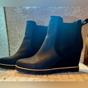 Toms Maddie Size 7.5 Black Leather and Suede Wedge Ankle Boot